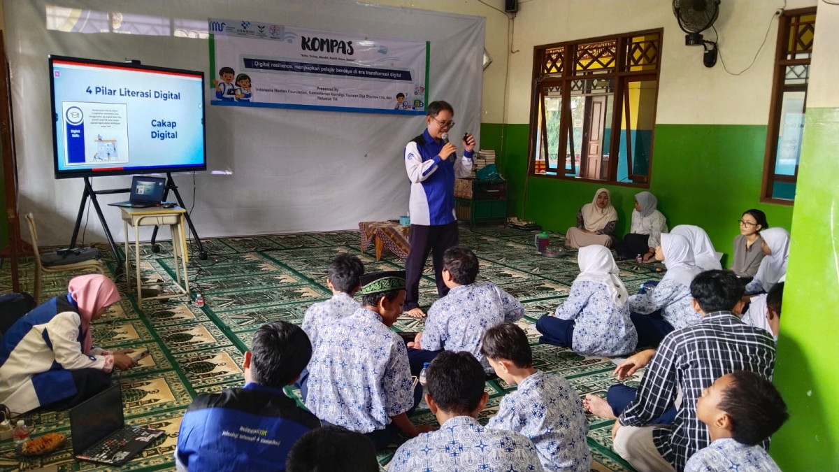 Menggandeng Pandu Literasi Digital Kemkomdigi RI dan Relawan TIK, Indonesia Median Foundation Edukasi Literasi Digital SMP Islam Al-Hikmah Kota Tangerang Selatan