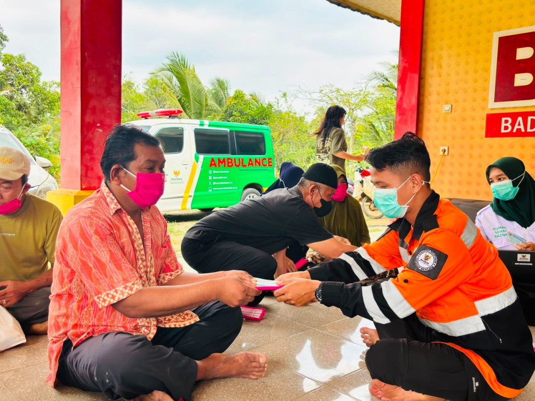 Respon Erupsi Gunung Anak Krakatau, BAZNAS Banten Bagikan Masker dan Buka Layanan Kesehatan Gratis untuk Warga Anyer-Cinangka