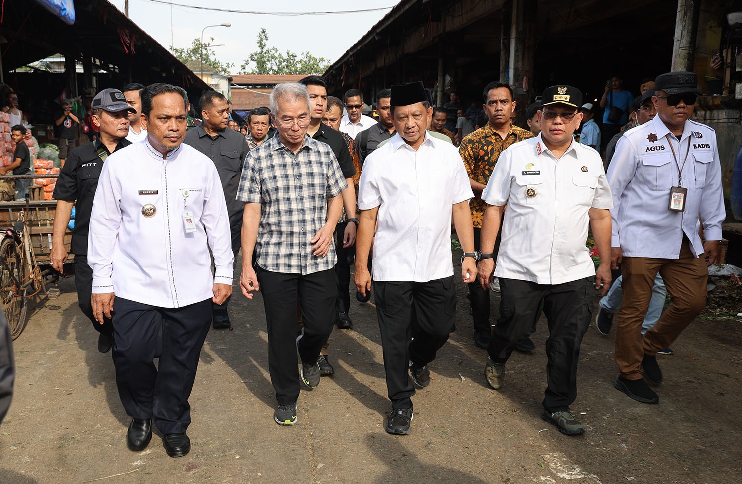 Pj Gubernur A Damenta dampingi Mendagri Kunker sekaligus Tinjau Harga Pangan di Pasar Induk Tanah Tinggi Kota Tangerang, Jumat (3/1/2025). 